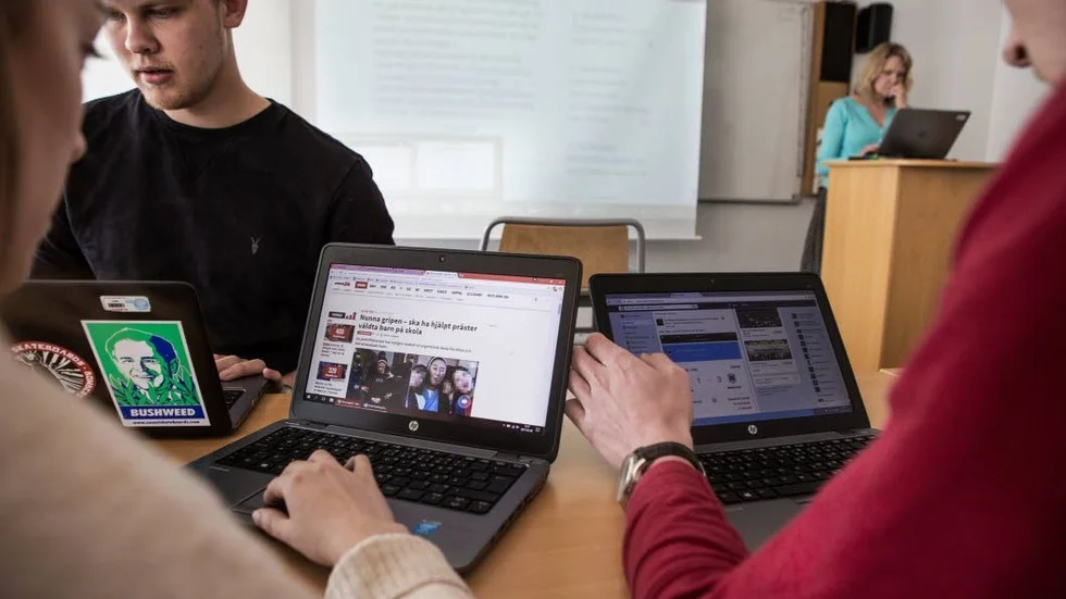 Det finns gott om studier kring vilka medier unga använder – men inte vilka nyheter som delas och sprids. I bakgrunden till vänster syns Pelle Kjellgren i klass Ek14b på Fyrisskolan, som deltar i ett pilotprojekt för det nya verktyget Nyhetsvärderaren.