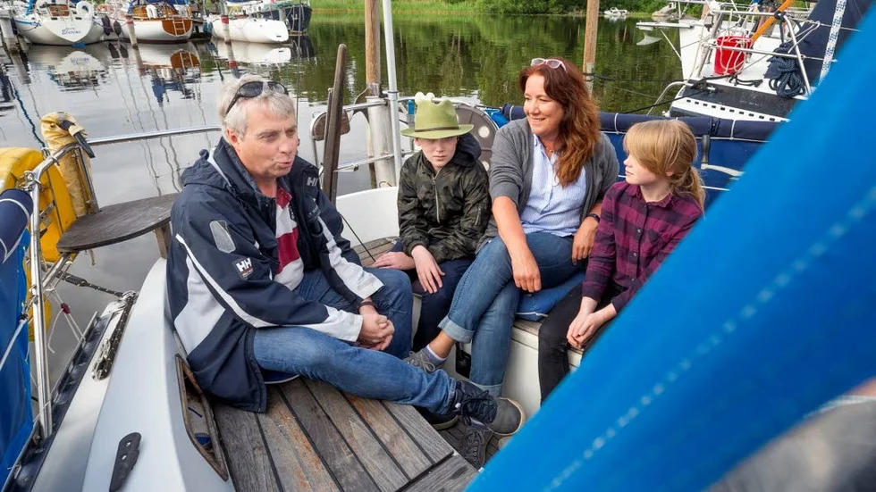 Här är familjen Theelkes vardagsrum och kök. Dessutom förvandlas sittplatserna till sängar till de vuxna nattetid. Ella och Markus skulle gärna ha en större båt, för lite trångt blir det, tycker de.