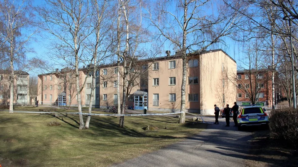 Ett trapphus utrymdes och spärrades av, likaså en stor del av gården utanför huset där polisen hittat det misstänkta föremålet.
