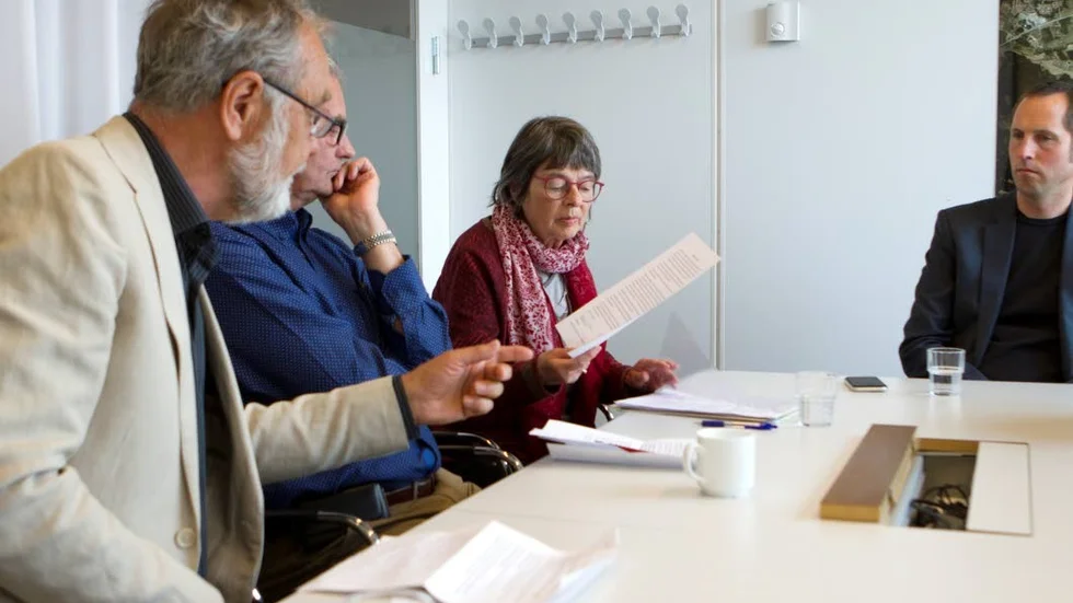 Örjan Ljungvall, Åke Nilsson och Theodora Fredriksson lämnade under fredagen över vattenupproret till Erik Pelling (S). Med på mötet fanns också representanter från Uppsala vatten.