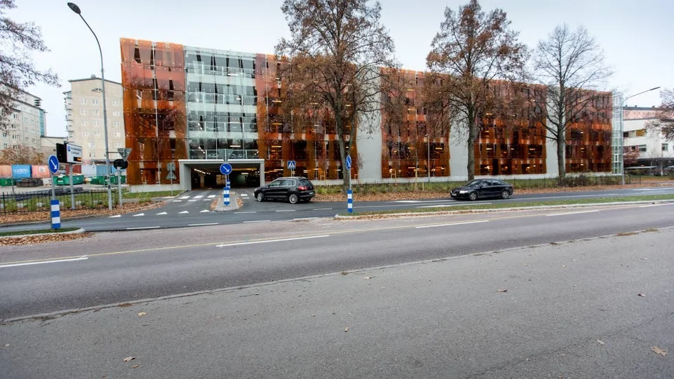 Är det verkligen meningen att man inte får stå stilla med bilen ett par minuter och vänta på en ledig plats, undrar Anders Hansson