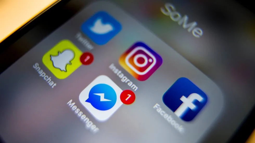 Vilka sociala medier man går till för att få politisk information skiljer sig åt mellan väljargrupperna. 