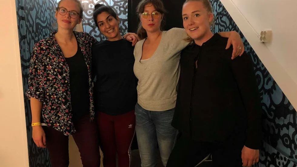 Humorkvartetten Svensk Damimpro ska hitta på roligheter tillsammans med publiken i kväll på Katalin. De är fr v Tora Larsson, Dilan Apak, Elvira Lander och Moa Lundqvist.