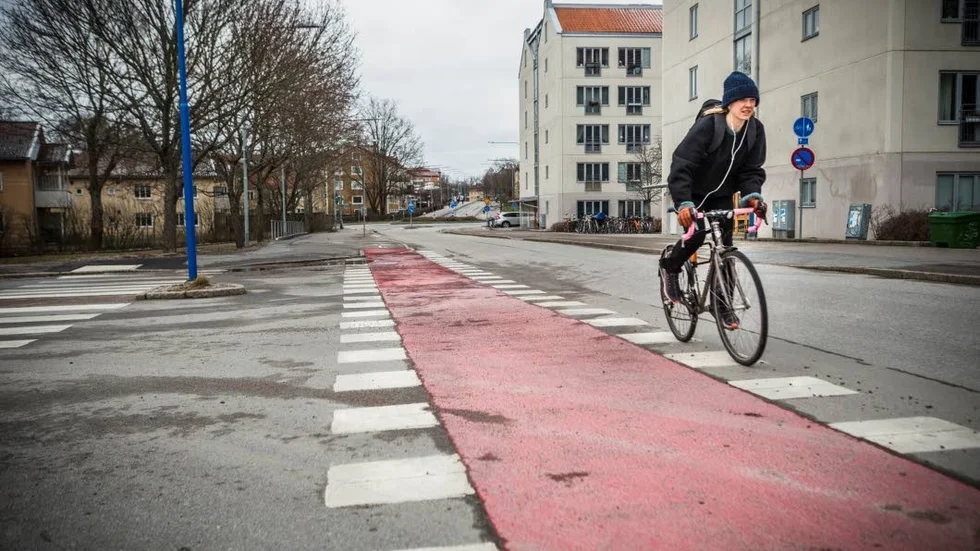 Cykelfrämjandet i Uppsala vill att cyklister och fotgängare separeras            tydligare på gång- och cykelvägarna. En exempel som Cykelfrämjandet lyfter fram är den här rödmålade cykelbanan vid Sankt Johannesgatan i Uppsala.