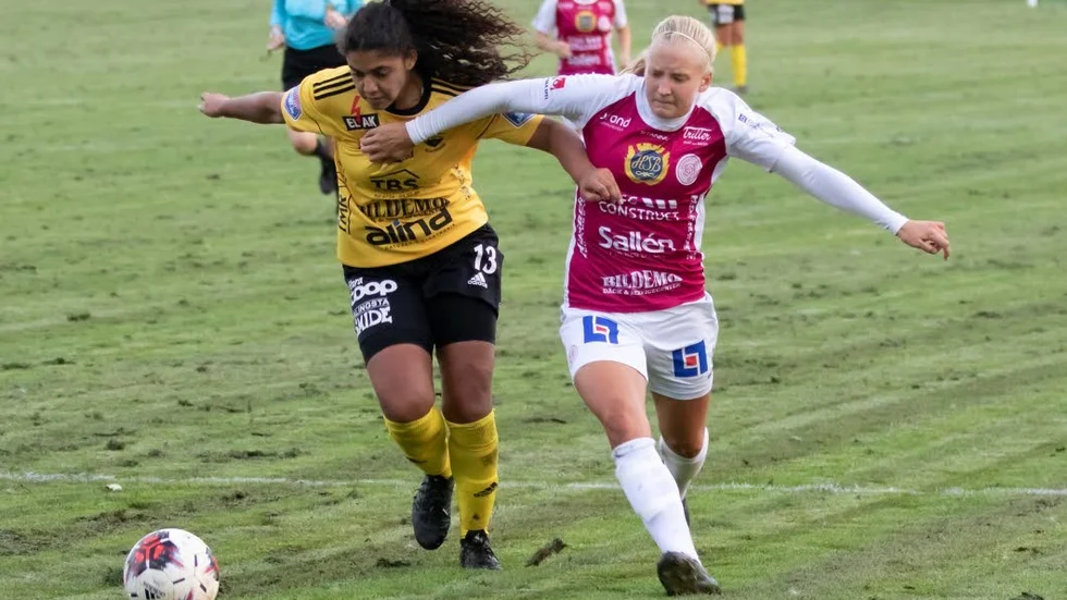 Cassandra Korhonen i duell med Gusks Nora Elaies.