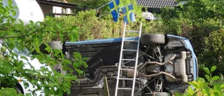 Körde ifrån polis  - krockade med gatubelysning