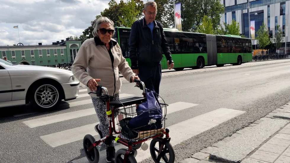 Dagmar Ågren har svårt att hinna över gatan när många ska över. Så är det ofta.  De hon känner som går saktare har stora problem. Här är hon ute med en bekant som heter Christer Larsson.