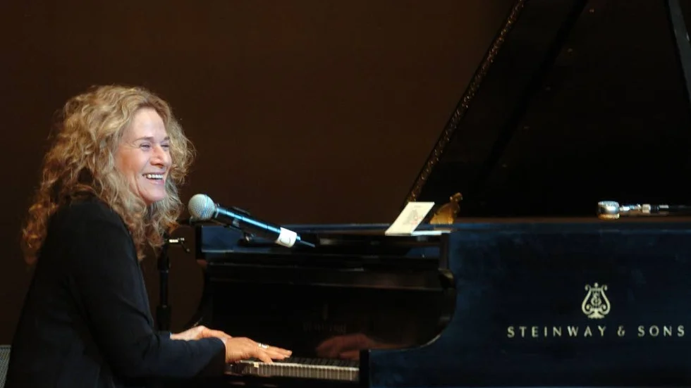 Skriv något om en "natural woman" och skynda dig, lät ungefär uppdraget när Carole King skulle skriva en låt åt Aretha Franklin. Dagen efter hade King och låtskrivarpartnern Gerry Goffin skrivit "(You make me feel lika) A natural woman", som nu finns att lyssna på i sin demoversion.
