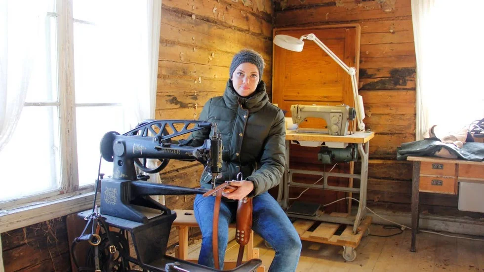 Den stora trampsymaskinen är bra att sy i tjockare läder med. Rebecca Steneros berättar att hon råkade ha sönder en symaskin i syslöjden. Efter det fick hon bara ha träslöjd.