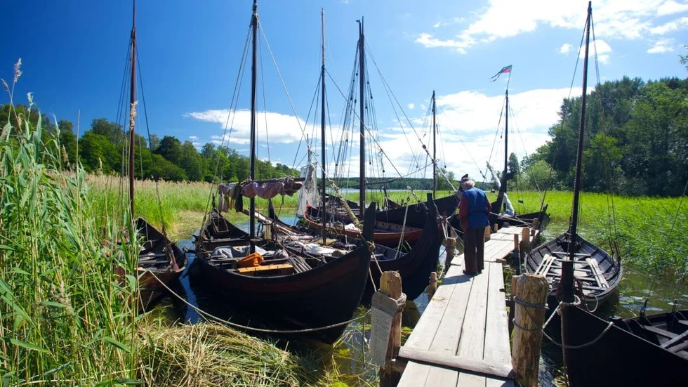 På 600-talet anlades städer runt om i norra Europa. En av anledningarna tros vara seglen på båtarna, som gjorde att handelsresande och vikingar kunde färdas mycket längre sträckor än tidigare.