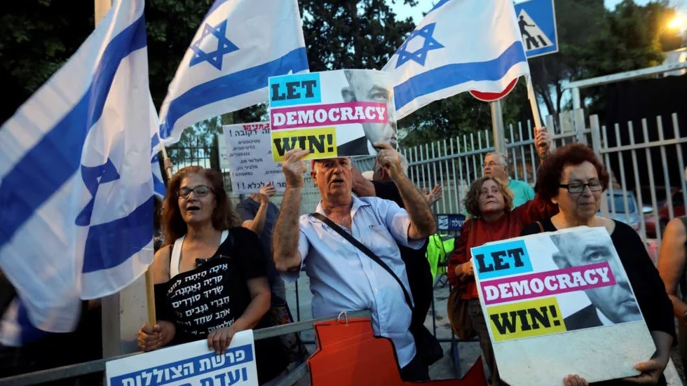 Benjamin Netanyahu har mött skarpa protester för sättet han nyttjar Israels demokratiska institutioner.