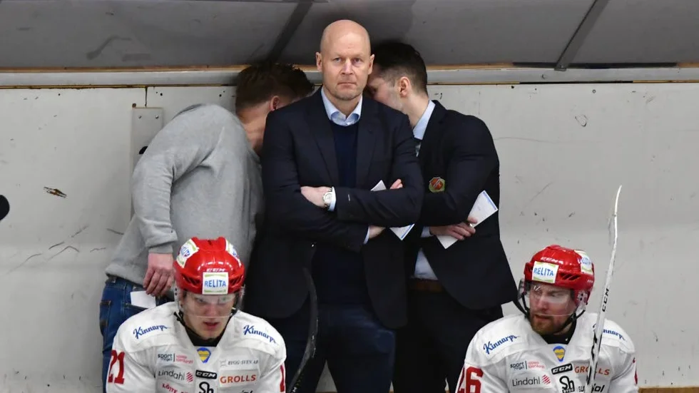 Björn Danielsson och Martin Gudmundsson säger något bakom Marcus Ragnarssons rygg. Här under matchen mot Hudiksvall.