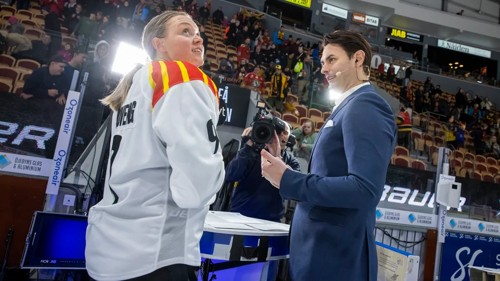 I strålkastarljuset. Josefin Bouveng hoppas få avsluta Brynässejouren med SM-guld, här med SVT:s Dusan Umicevic efter segern i tisdags.