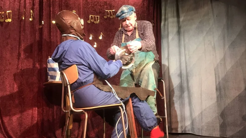 Elvy och Roland Christoffersson som knivsliparen med sin maskin.