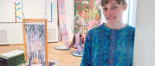 Efter att ha gått in i väggen satsade hon på konsten – nu ställer Stina Edin från Yrttivaara ut sina spännande vävinstallationer på museet
