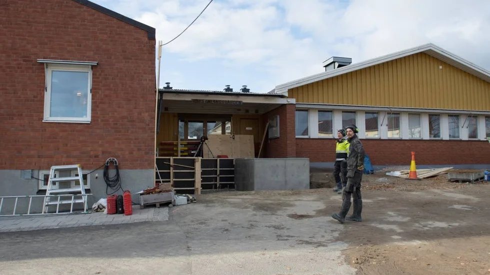 Jonathan Wikström och Markus Segerlund från Henrikssons bygg ska montera rampen på plats.