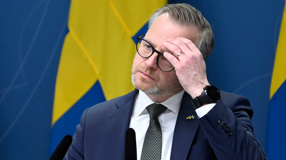 Finansminister Mikael Damberg spår tuffare tider för hushåll med små marginaler.