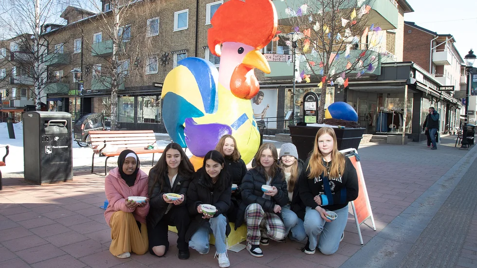 Eleverna Mona Mohamed, Hani Tariq, Hannah Gustavsson, Mia-Marlena Karlsson Vestin, Tuva Larsson, Kylie Voelz och Alice Gustavsson fick måla årets "Tupp".
