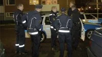 Ett stort polisuppbåd sattes på senkvällen på måndagen in i spaningarna efter den gärningsman som med pistol sköt ihjäl en 23-årig kvinna på en adress i Gamla Uppsala.