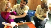 Sjukgymnast Magnus Andersson berättade för prinsessan Madeleine om behandling och vård av barn med cystisk fibros, som tilll exempel 4-åriga Linnéa Johansson från Bälinge.