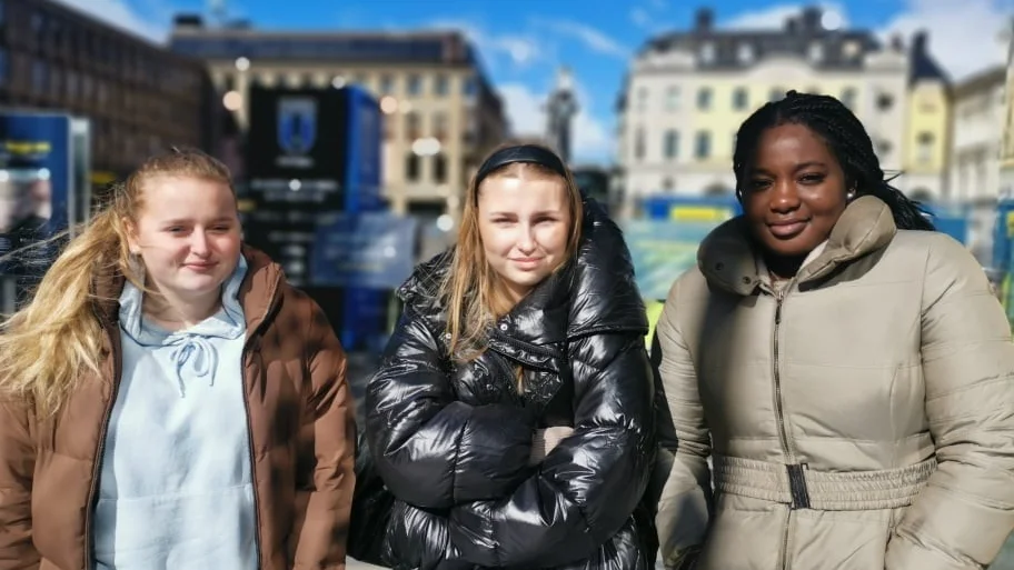 Emma Martinell, Hanna Larsson och Jessica Yakobu menar samtliga att de tycker att klimathotet är skrämmande. "Men man kan ju inte tänka på det jämt", säger de.