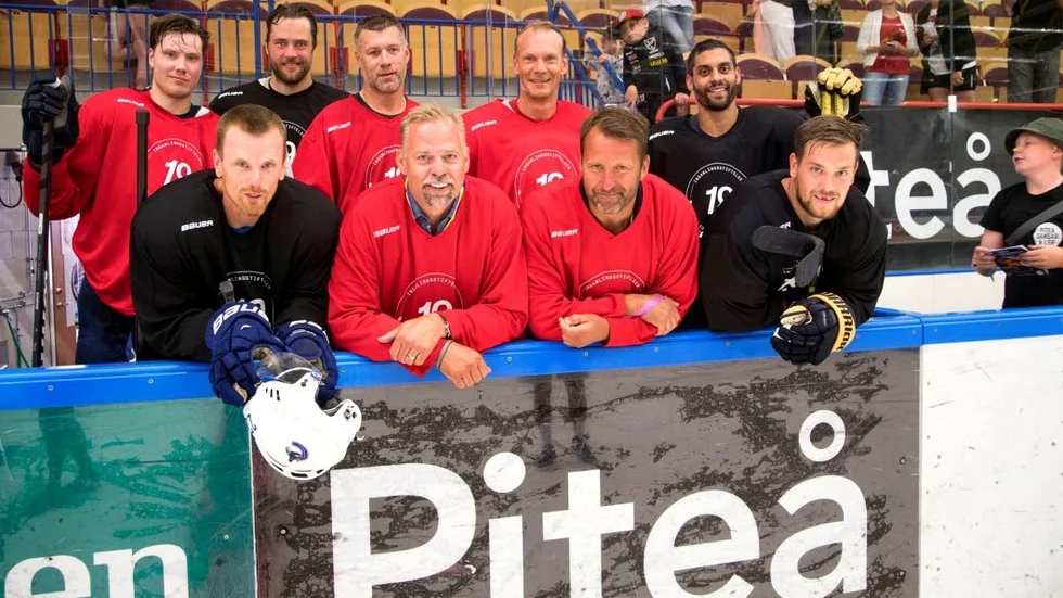 Nio ärrade NHL-kämpar spelade i värmen i LF Arena. Stående från vänster: Oscar Sundkvist, Victor Hedman, Mattias Öhlund, Nicklas Lidström och Pierre ­Edouard Bellemare. Nedre raden Daniel Sedin, Tomas Holmström, Mikael Renberg och Viktor Arvidsson.