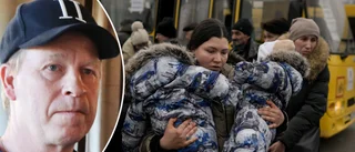 Benny kör skytteltrafik • Hämtar kvinnor och barn vid gränsen • ”Kanske kan vi hyra en stor buss”