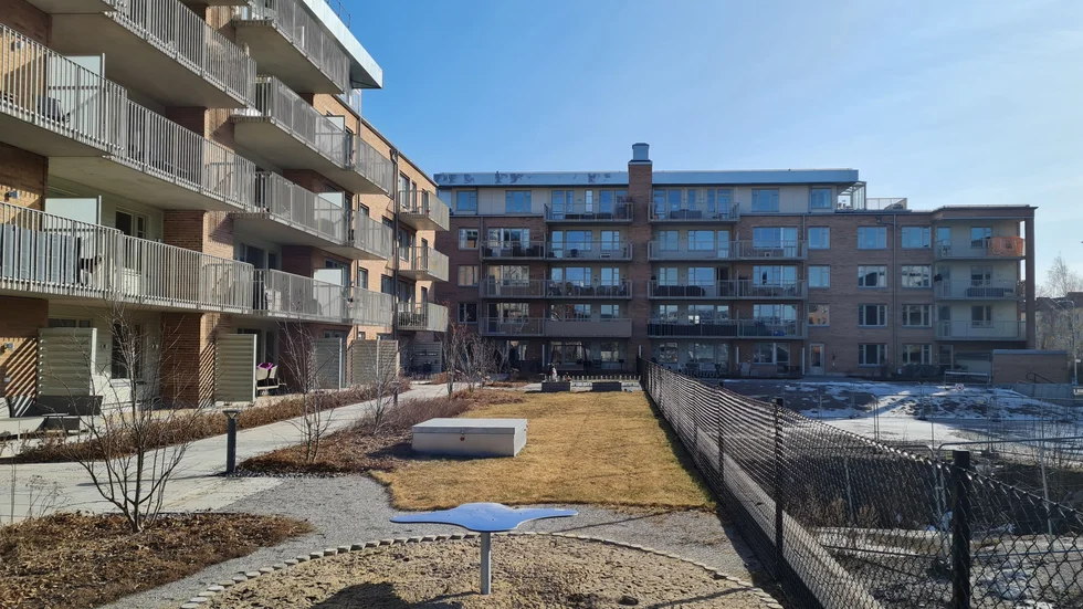 Boende på Eleonoragatan 17 vill glasa in sina balkonger men stadsbyggnadsnämnden säger nej. 