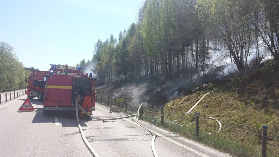 Det brinner i terrängen mellan Gamleby och Västervik.