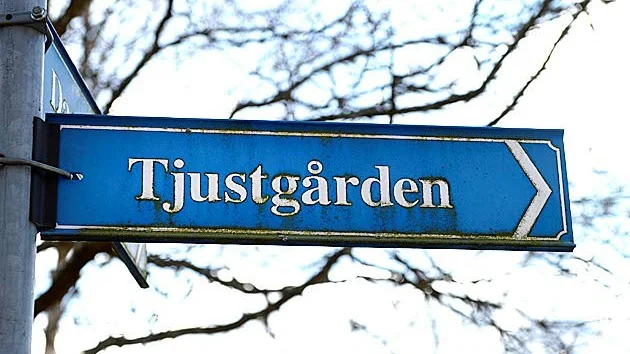 Iréne Glavenfalk på Tjustgården säger att de anställda visst får prata med tidningen - om de fått klartecken från chefen först.