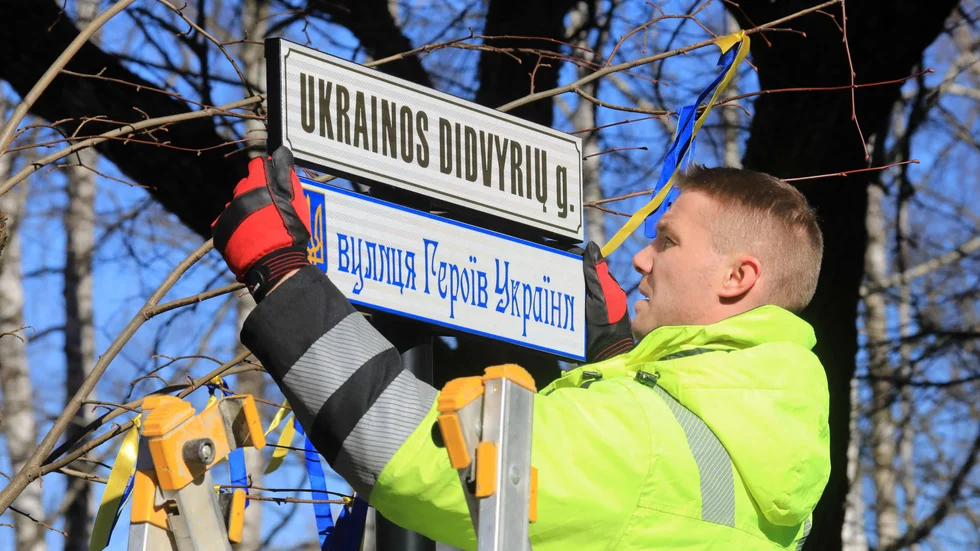 Skyltbyte i Litauens huvudstad Vilnius på onsdagen. Ryska ambassaden är numera belägen på "Ukrainska hjältars gata".