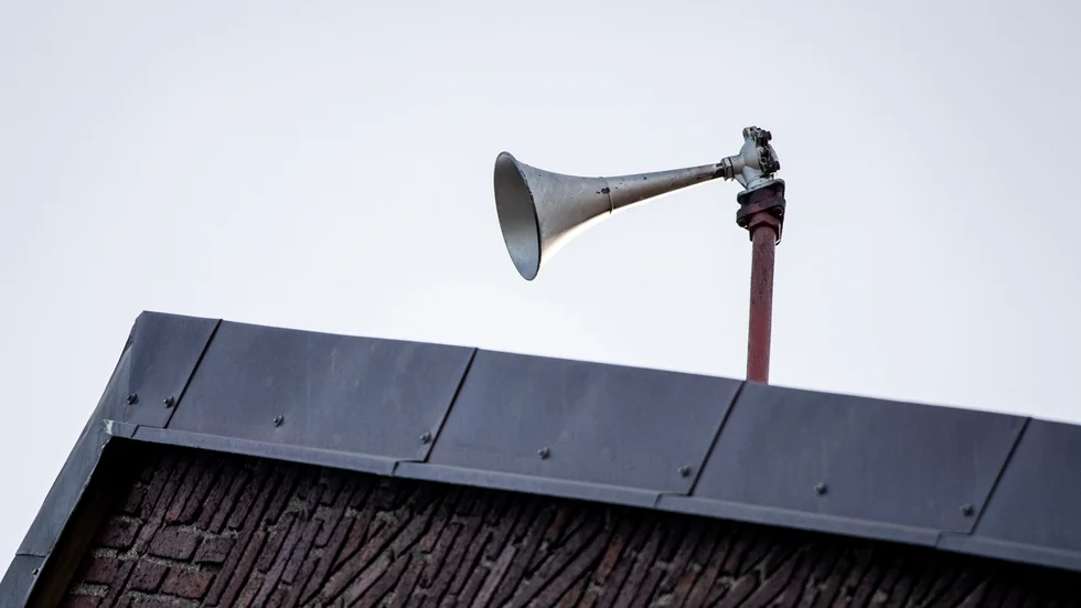 En av många ”Hesa Fredrik”, mistlurar eller tyfoner, som finns på hustak runt om i Sverige. Signalen är kopplad till VMA, Viktigt Meddelande Allmänheten och tutar dels när det finns VMA meddelanden till allmänheten, dels som test kl 15 första helgfria måndag varje kvartal. 