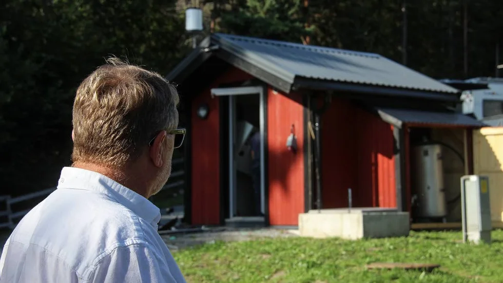 Pumphuset vid campingen i Bredsand, där en explosion inträffade strax före klockan 14 i måndags. Miljöfarlig vätska i avloppsvattnet kan vara orsaken.