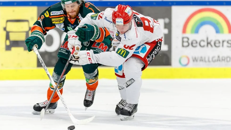 Kristianstads Fredrik Lindblom  (grön tröja) i kamp med Almtunabacken Jonathan Leman, ne match som Skånelaget vann med 5–4.