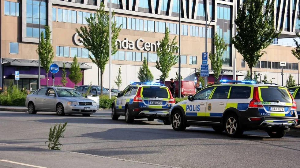 Gottsunda är ett av de fyra utsatta områden i Sverige där det förekom skjutningar varje kvartal under 2018. Bilden är från en polisinsats vid Gottsunda centrum den 19 juni 2019  då en man blev skottskadad på p-platsen.