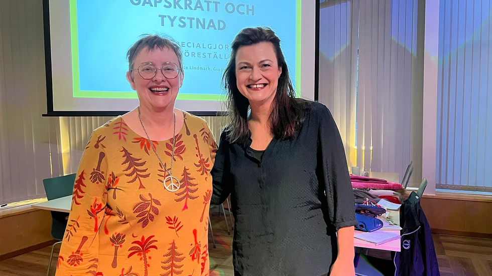 Ordförande Vera Renberg tillsammans med skådespelaren Charlotte Lindmark.