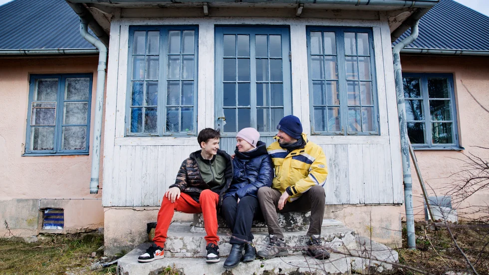 Sergey Lutchenko har tagit emot sina släktingar Oleksii och Maryna Liubchenko som har flytt krigets Ukraina. Den här dagen firar de att Oleksii blir tonåring. Även om hans födelsedag inte blir som planerat, med kompisar i ett fortsatt fredligt Kiev, kan han dock fira med familjen i säkerhet. 
