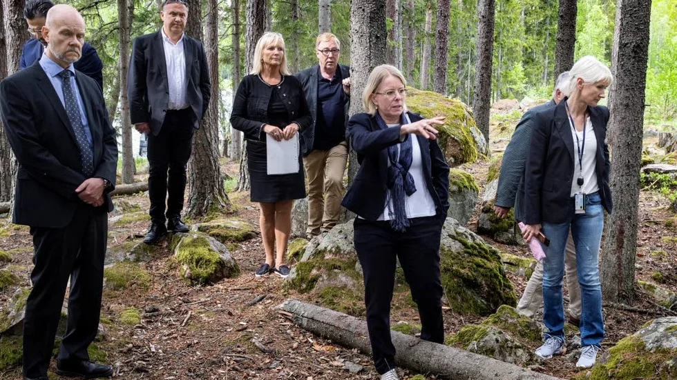 Tingsrätten med domare, åklagare och advokater besöker mordplatsen vid sjön Lafsen.

Kammaråklagare Elin Blank visar och berättar.