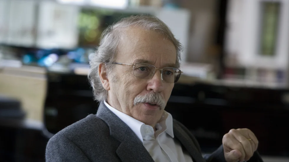 Walter Kempowski (1929–2007) var en av Tysklands mest framstående efterkrigsförfattare. "Allt förgäves" är Kempowskis kritikerrosade sista roman.