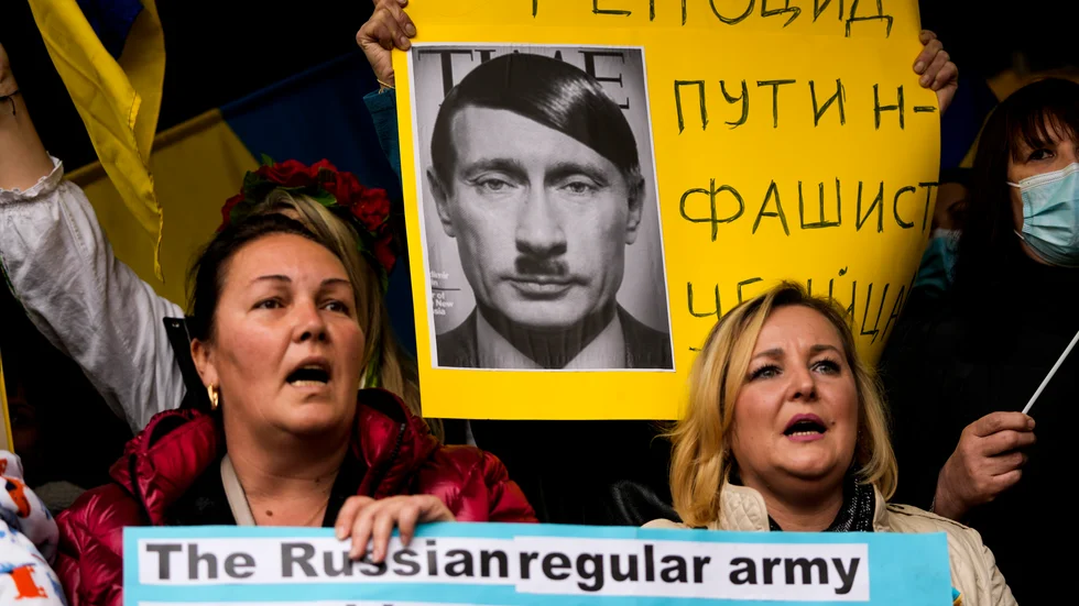  Likheten med en korpral från Österrike är slående, även med hans största antagonist, som tydligen är Putins idol, skriver signaturen 1939?, igen?
Bilden: Ukrainare som bor i Libanon demonstrerade i förra veckan mot Rysslands invasion. På plakatet står: "Putin, Fascist, Mördare".