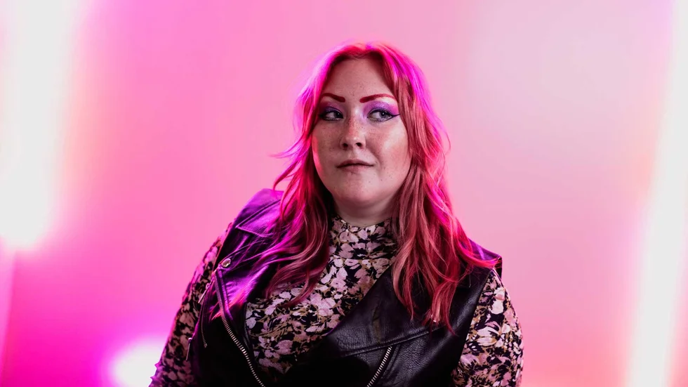 "Det som fungerar på scen gör inte alltid det i bokform. Liksom omvänt", skriver NSD:s recensent om Rosanna Fellmans "Republikens president".