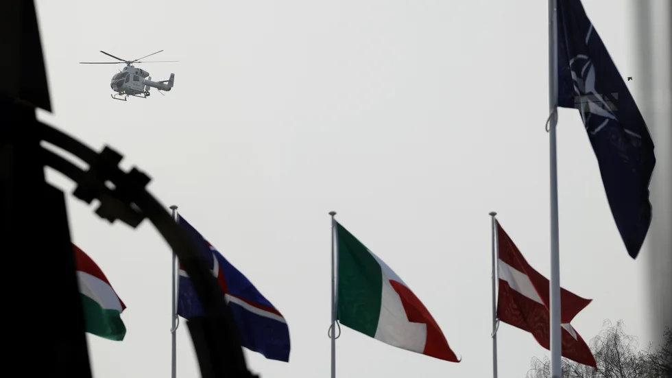 Nato är ingen krigsallians som ”bombar” andra länder, utan en försvarsallians för att försvara västvärldens demokratier och demokratiska ideal som rättsstat och frihet, skriver liberalen Stefan Krstic i ett svar till en insändare om Nato.
Bilden: Natos högkvarter i Bryssel, 16 mars 2022.