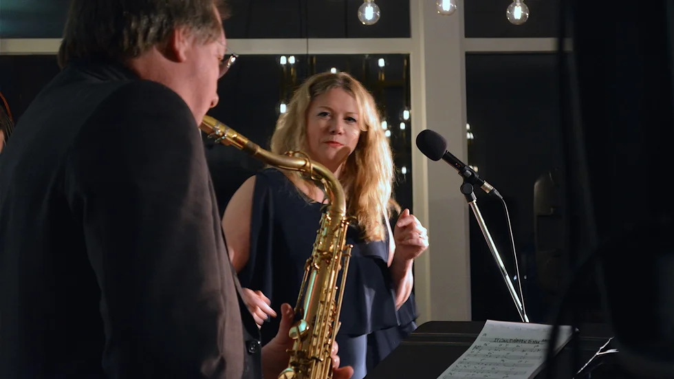 Det fem musikanter starka bandet Sis med Lena Tjäder Smith och (i förgrunden) Benny Waldner gav alla en trivsam jazzklubbkväll i ett välbesökt Skepparpinan.