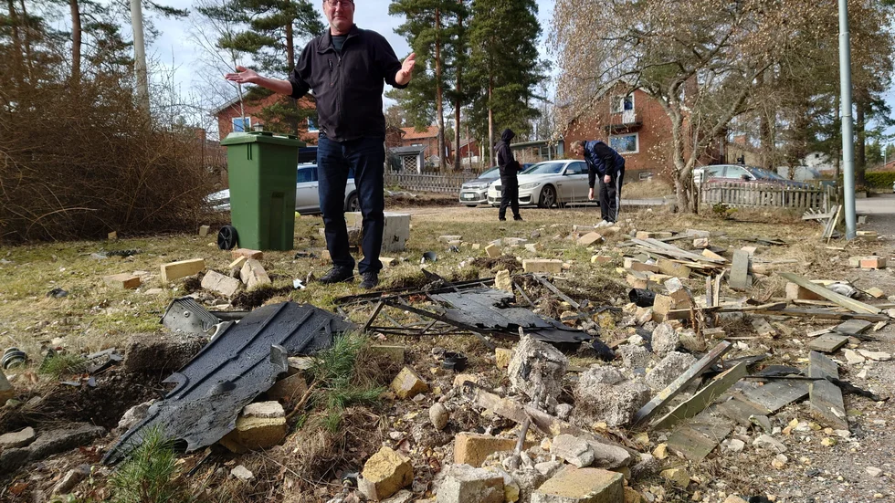 Stefan Olson blickar ut över trädgården som på fredagskvällen snabbt förvandlades till en olycksplats när en bil kraschade in genom staketet. "Jag vet inte vad jag ska säga. Det är helt otroligt. Det ser inte så roligt ut på tomten just nu."