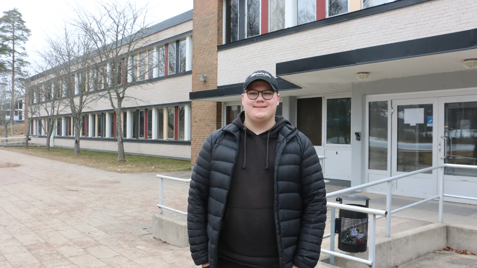 Adrian Westerback i nian på Albäcksskolan är en av 100 sökande till de kommunala sommarjobben. Han håller tummarna får att få jobba med människor. Kanske inom äldreomsorgen.