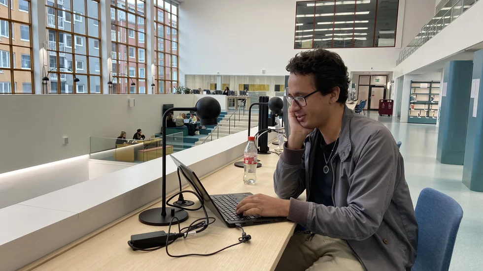 Antônio Eklöf sitter ofta på biblioteket på Mälardalens universitet i Eskilstuna och pluggar. Men ljudnivån i byggnaden är ett stort problem enligt honom och flera andra studenter.