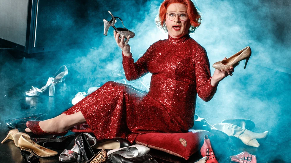 Robert Gustafsson ska spela huvudrollen i kommande musikalkomedin "Tootsie" på Oscarsteatern i höst. Nu arbetar han med att hitta sitt uttryck som kvinna. "Det känns som att jag apar mig utav helvete", säger han.