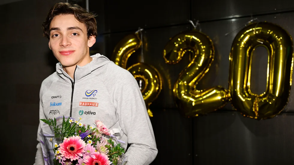 Armand Duplantis tillbaka i Sverige efter VM-guldet och världsrekordet.