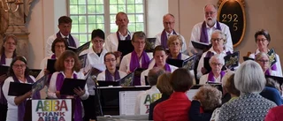 Fullsatt kyrka med ABBA-Anna