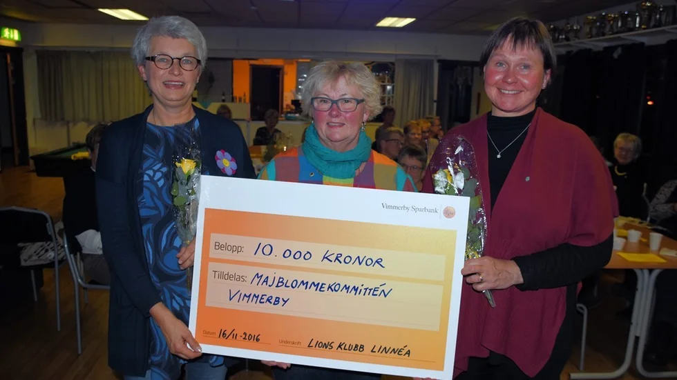 Fr.v: Agneta Kullgard president i Lions Club Linnea i mitten flankeras av Lotta Andersson Liljehorn och Caroline Pettersson från Majblommekommittén i Vimmerby. Foto: Magnus Strömsten